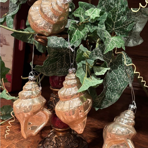 BOMBAY COMPANY VINTAGE SEA SHELL GLASS ORNAMENTS
(4 large) - Picture 9 of 16